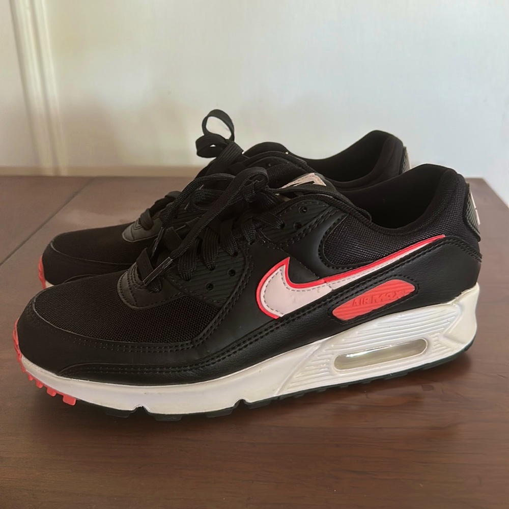 NEW Nike Women’s Air Max 90’
